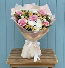 Букет цветов из:  Гвоздики, Орхидеи и Розы в Зернограде