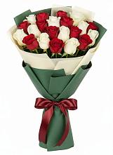 Букет Микс из красных и белых роз в Зернограде