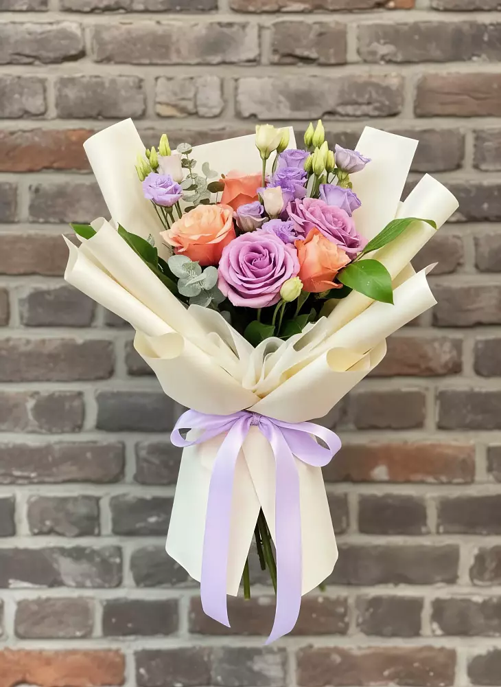 Букет цветов из: Лизиантусы и Розы в Зернограде