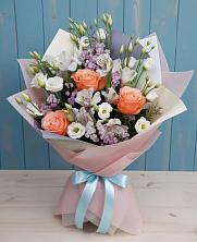 Букет цветов из:  Лизиантусы, Розы, Альстромерии и Гипсофила в Зернограде