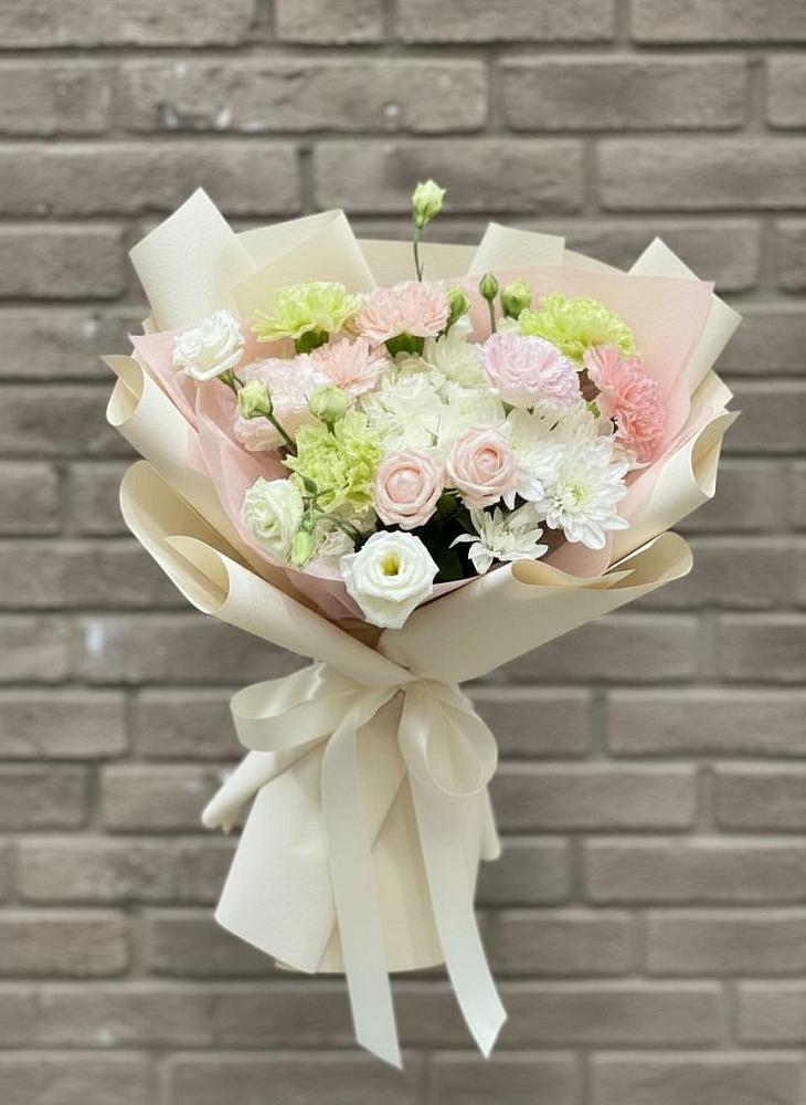 Букет цветов из: Гвоздики, Розы, Лизиантусы и Хризантемы в Зернограде