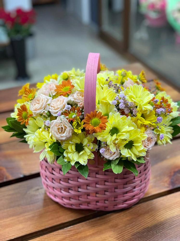 Цветочная композиция из Хризантемы и Розы в корзине в Зернограде