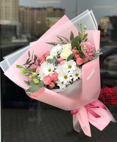 Букет цветов из: Розы, Лизиантусы и Хризантемы в Зернограде