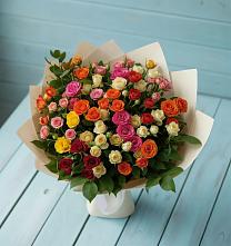 Букет Микс из разноцветных кустовых роз в Зернограде